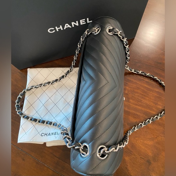 Chanel Classic Double Flap Chevron Jumbo Calfskin Bag in Black from 22C - Rare - Picture 8 of 17